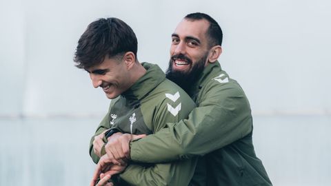 Javi Rodríguez, bromeando con Borja Iglesias en una sesión de trabajo reciente.