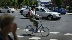 Imagen de archivo de una joven circulando en bicicleta por A Coru�a.