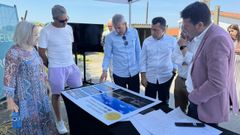 El alcalde, Jos� Ram�n Romero, y el edil Ra�l Treus, estudian el proyecto junto a la presidenta de Agadea, Isabel Gey.