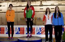 Saleta Fern�ndez, primera a la izquierda, en una entrega de medallas en un campeonato de Espa�a