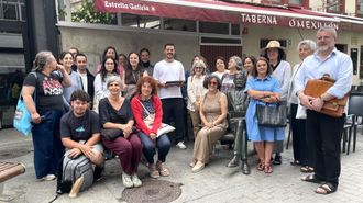 Participantes na ruta polo mapa literario de Carballo, unha das actividades do curso