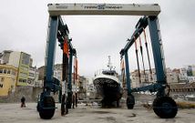 El izado del barco comenz� a las tres de la tarde, con la marea casi alta, y se prolong� por espacio de 45 minutos.
