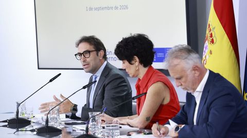 La ministra de Inclusi&oacute;n, Seguridad Social y Migraciones y portavoz del Gobierno, Elma Saiz; el vicepresidente primero y ministro de Econom&iacute;a, Comercio y Empresa, Carlos Cuerpo, a la izquierda; y el ministro de Pol&iacute;tica Territorial y Memoria Democr&aacute;tica, &Aacute;ngel V&iacute;ctor Torres P&eacute;rez, ofrecen una rueda de prensa posterior a la reuni&oacute;n del Consejo de Ministros