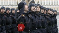 Cadetes del Ejército ruso ensayan para un desfile militar, ayer en San Petersburgo.