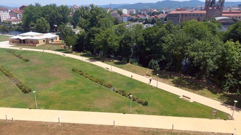 Bancos al sol en uno de los paseos de la urbanización