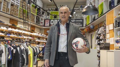 «Yo soy un apasionado de este comercio, lo vivo, pero, para dejar paso, dentro de poco me jubilaré», avanza Vicente Caneda