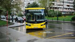Un autob�s, en la nueva parada de Os Remedios.