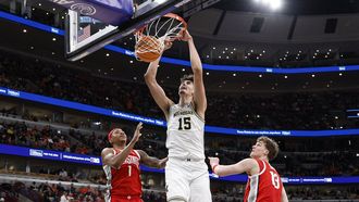 Aday Mara realiza un mate durante un partido del March Madness contra Ohio State.