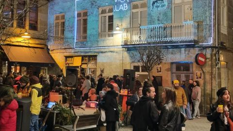 Un grupo de artistas animaron la noche en la villa de Bouzas