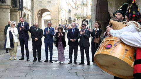 Beatriz Caama&ntilde;o, Jos&eacute; L&oacute;pez, Campos, Henrique Monteagudo, Alfonso Rueda, Goretti Sanmart&iacute;n, Miguel Santalices, Pedro Blanco e Camen Eir&oacute; na entrada do pleno da RAG
