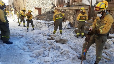 La BRIF de Tineo trabajando en la nieve