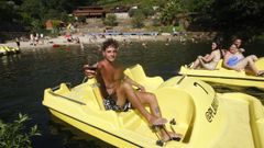 El Restaurante Playa de A Cova, en la playa fluvial lucense del mismo nombre, ofrece varios deportes acuáticos.