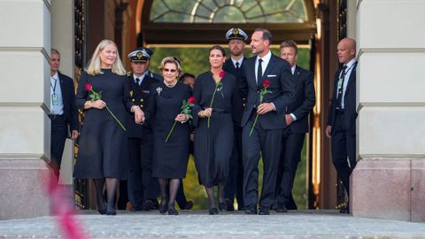 Mette-Marit, la reina Sonia, Marta Luisa y el rey Haakon despositaron unas rosas rojas en la explanada del palacio real de Oslo