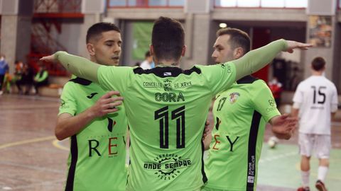 Cora, de espaldas, anotó uno de los goles del Xove en Guitiriz