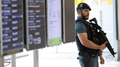 Un agente de la Guardia Civil vigila el aeropuerto de Barajas con motivo de la celebraci�n de la Cumbre de la OTAN en Madrid