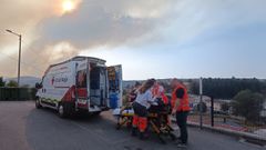 Durante los incendios del pasado verano, Cruz Roja traslad� a los usuarios de varias residencias amenazadas por el fuego a instalaciones seguras (en la imagen, el 13 de agosto, en Chandrexa de Queixa