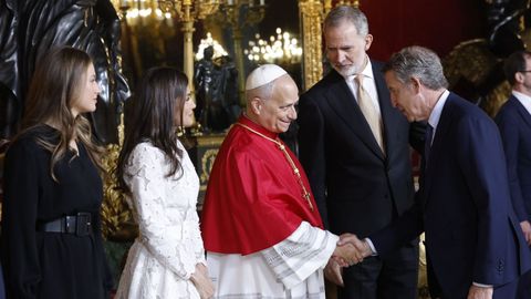 El l�der del PP, Alberto N��ez Feij�o (d), saluda al papa Le�n XIV durante el tradicional besamanos.