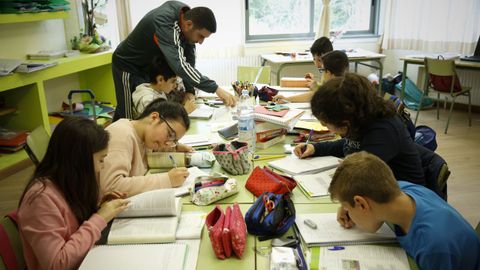 En la clase de la derecha hay cuatro alumnos de quinto y cuatro de sexto que trabajan juntos aunque no en equipo, porque no son suficientes.