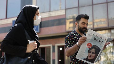 Mahsa Amini, la joven muerta tras ser detenida por no cumplir el cdigo de vestimenta en Irn, en la contraportada de uno de los peridicos del pas, donde es obligatorio que las mujeres y las nias a partir de 7 aos lleven velo.