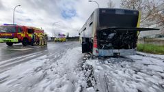 El bus incendiado en la rotonda de acceso al pol�gono de Costa Vella
