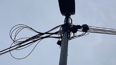 Cables de telefon�a retirados en la r�a �lamos, en Oleiros
