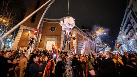 Manifestantes en Ferraz golpean una piata que simboliza al presidente del Gobierno, Pedro Snchez.