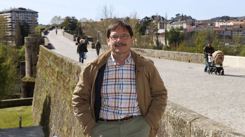 To&ntilde;o Guede posa en el Puente Romano, uno de los enclaves donde se desarrolla su &uacute;ltimo libro.