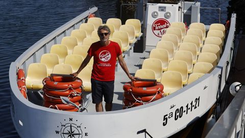 Iglesias, a bordo de la única lancha turística que navega este verano por la ría de Viveiro