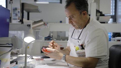 Carlos Mart�nez, en el laboratorio de Microbiolog�a del Chuac con una de las muestras
