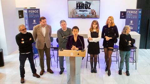 La presidenta de AICE, Mar�a Guerra, entre los presentadores de la gala, el diputado de Cultura, Jorge Cubela, y el alcalde de Pontevedra, Fern�ndez Lores