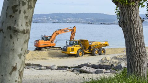 Maquinaria, este mi�rcoles, rematando los trabajos en la playa de Agrelo-Portomaior, en el municipio de Bueu