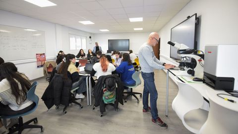 El esc&aacute;ner y uno de los microscopios del aula tecnol&oacute;gica del ciclo de Anatom&iacute;a Patol&oacute;xica