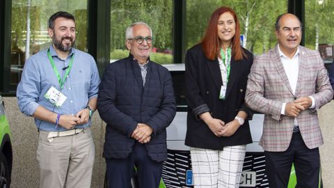 Ces�reo Pardal (primero por la derecha) y Jes�s Picallo (segundo por la izquierda) tras la firma del convenio