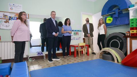 El conselleiro de Sanidade, en el centro, en la visita a Aspaneps. 