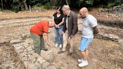 Visita de Manuel Pardo al Castro de Cameixa en Bobors