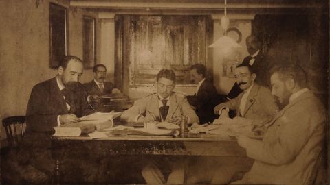 Redacci�n de La Voz en 1896. De izquierda a derecha, Dafonte, Novo, Echave, Eladio, Barreiro (al que �ngel Pad�n le atribuye las cr�ticas de Picasso publicadas en La Voz de Galicia), Panisse y Sergio Rodr�guez. 