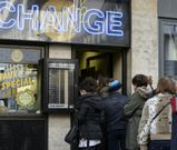 <span lang= es-es >Colas en las casas de cambio</span>. La divisa �nica y el franco rozaron ayer la paridad, lo que llev� a muchos ciudadanos a agolparse frente a las oficinas de cambio suizas para adquirir euros. 