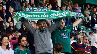 Aficionados del Racing con sus bufandas en un partido de este curso en A Malata. 