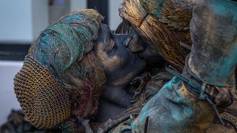 Una pareja caracterizada como Romeo y Julieta en un festival de estatuas vivientes