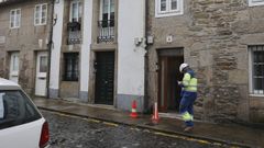 Un t�cnico de la suministradora de gas durante la inspecci�n en las viviendas del Hospitali�o