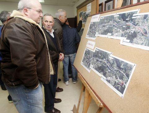 Los vecinos afectados acudieron el s�bado al pleno para comprobar los planos. 