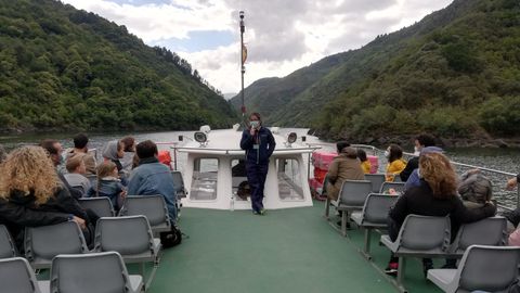 Pasajeros en una de las embarcaciones tursticas del Diputacin en la Ribeira Sacra