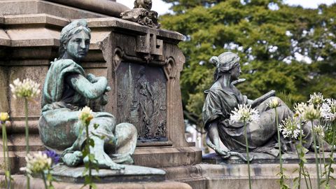 Alegor�a de los ministerios que dirigi� Elduayen en el monumento que tiene en As Avenidas