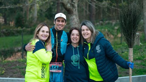 Amalia Fern�ndez, Josefa Formoso y Tina Fern�ndez con Marti�o Rivas en el trail A Cova da Bruxa de Muros

