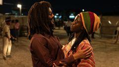 Los actores Kingsley Ben-Adir, como Bob Marley, y Lashana Lynch, como su esposa Rita, en el filme.
