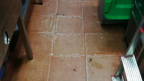 El pavimento de El Fartuqu�n manchado a causa de la inundaci�n