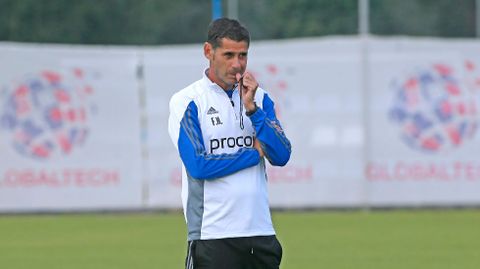 Fernando Hierro dirige un entrenamiento