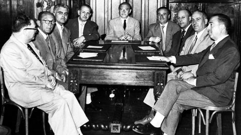 Wenceslao Fern�ndez Fl�rez, con los miembros de la junta directiva del Circo de Artes�ns, cuando fue nombrado socio de honor