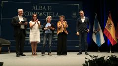 La alcaldesa con los premiados en la primera edici�n del Alba de Compostela, el 25 de julio del�2023