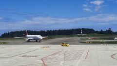 Avin de Iberia averiado en la pista del Aeropuerto de Asturias